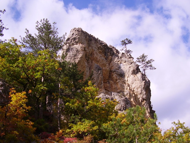 Скалы Большого каньона Крыма осенью